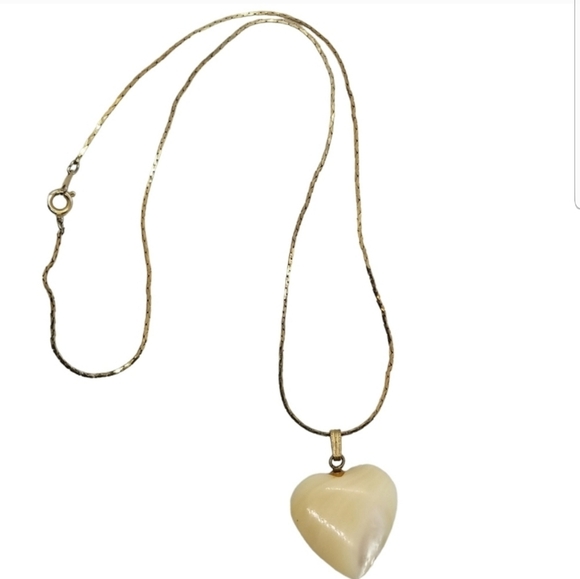 VINTAGE CARVED MOTHER OF PEARL HEART PENDANT & GOLDTONE CHAIN NECKLACE - Picture 3 of 6